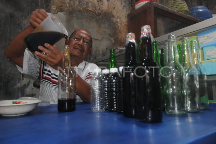 Produksi kecap tradisional di Klaten