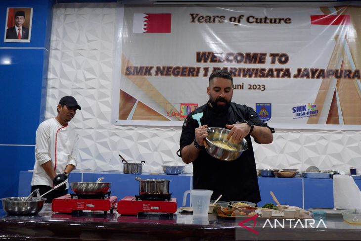Koki asal Qatar demo masak di Papua.