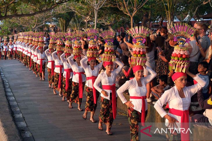 Meriahnya parade mapeed di Tanah Lot Bali