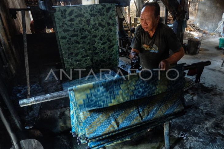 Produk kain batik dengan pewarna bahan alami