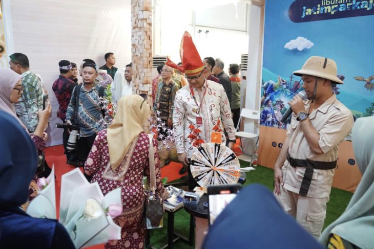 Penjabat (Pj) Wali Kota Batu Aries Agung Paewai (tengah) pada saat meninjau salah satu gerai promosi pariwisata Kota Batu, dalam pameran Indonesia City Expo (ICE) yang digelar di Anjungan City Point of Indonesia, Makassar, Sulawesi Selatan. (ANTARA/HO-Prokopim Setda Kota Batu)