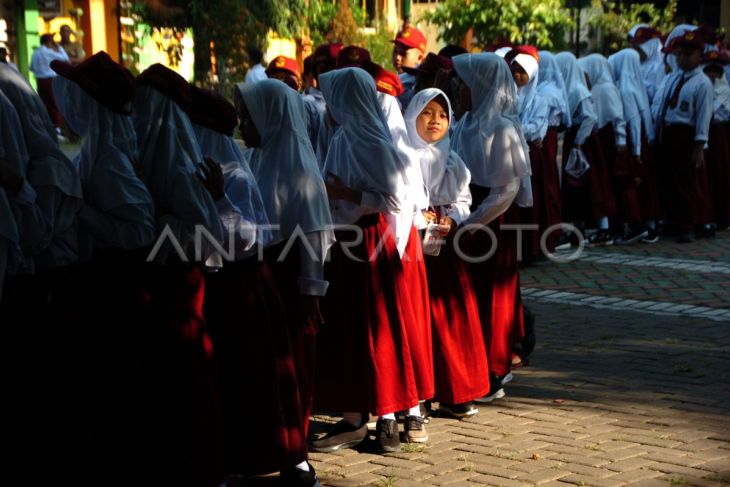 Hari pertama masuk sekolah siswa SD