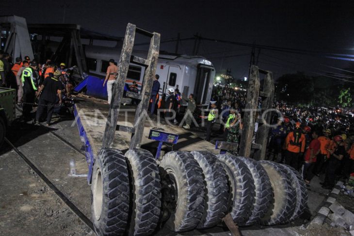 Evakuasi pascakecelakaan truk dengan kereta api