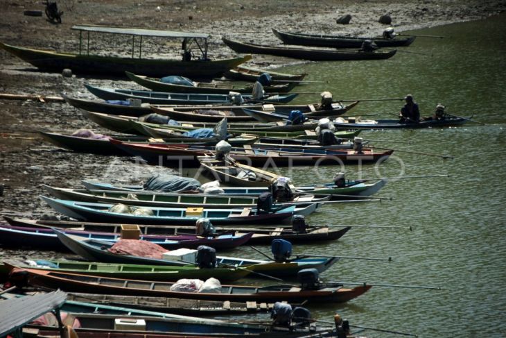 Nelayan di Waduk Cacaban