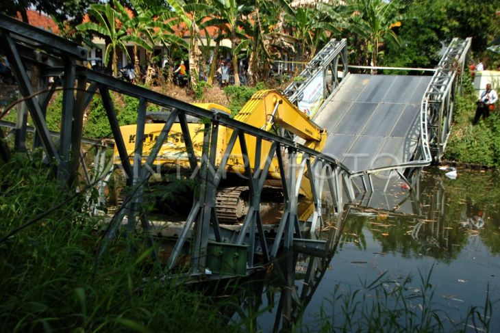 Jembatan ambruk di Kabupaten Tegal