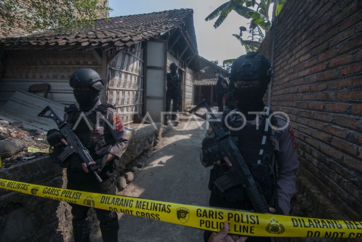 Polisi olah tempat kejadian perkara di rumah terduga teroris