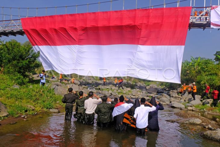 Pembentangan bendera Merah Putih di Jembatan Sangkil Parakan