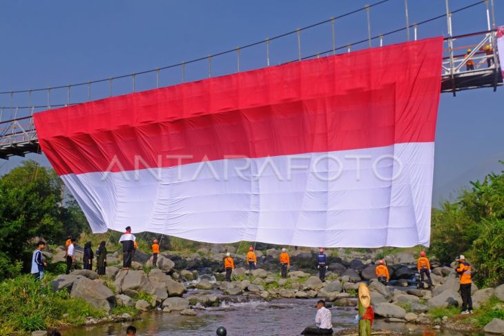 Pembentangan bendera Merah Putih di Jembatan Sangkil Parakan