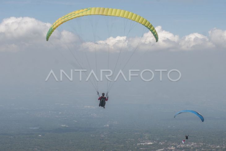 Wisata paralayang di lereng Gunung Merbabu