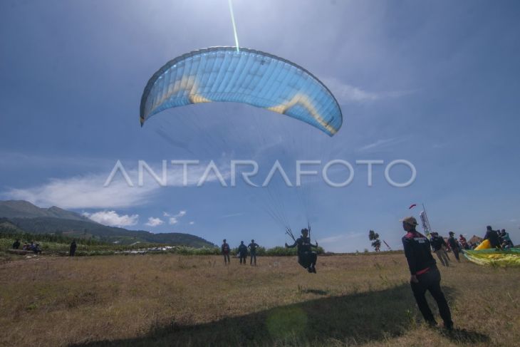 Wisata paralayang di lereng Gunung Merbabu