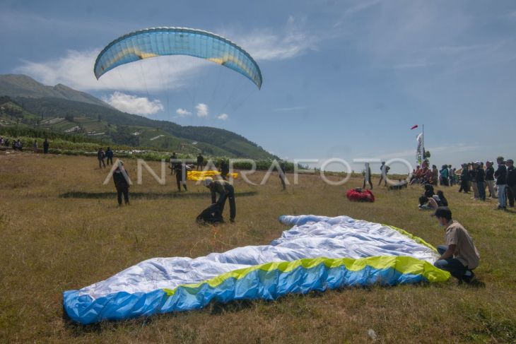 Wisata paralayang di lereng Gunung Merbabu