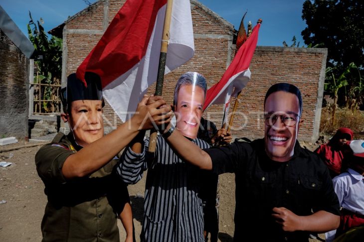 Upacara peringatan HUT RI dengan bertopeng tokoh politik