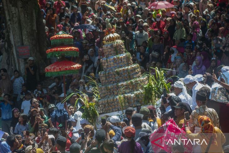 Tradisi Sebaran Apem Yaa Qawiyyu