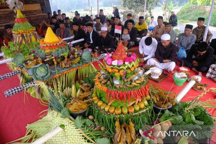 Tradisi Saparan Mantran Gunung Andhong