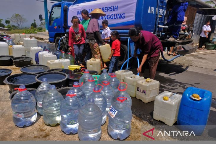 Bantuan air bersih untuk warga lereng Gunung Sumbing