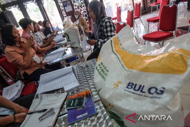 Penyaluran bantuan beras di Solo