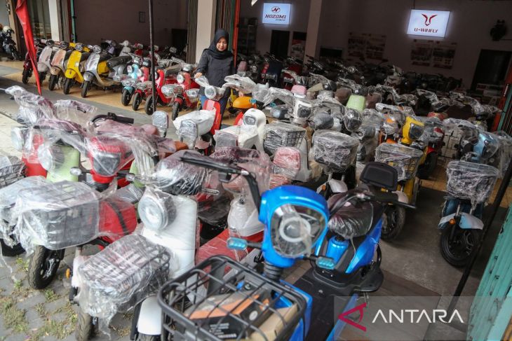 Penjualan sepeda motor listrik meningkat