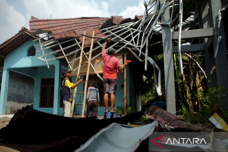 Dampak puting beliung di Kabupaten Tegal