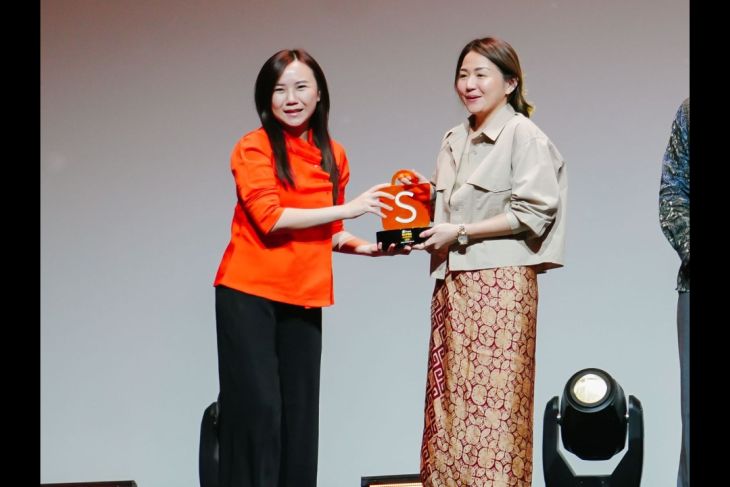 Shopee Super Awards 2023 memberikan penghargaan kepada penjual sepatu di Bogor