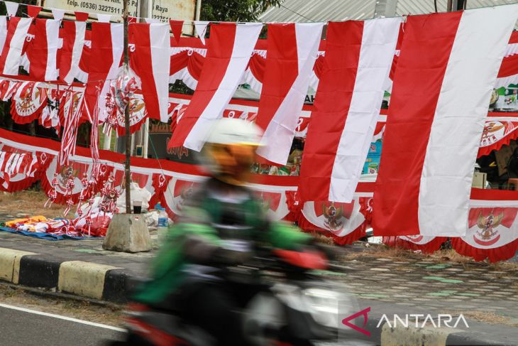 Penjualan pernak-pernik HUT ke-79 RI di Palangka Raya