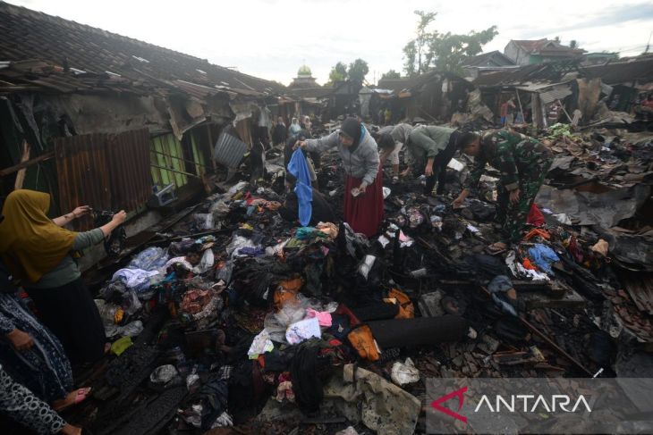 Pedagang mencari barang pascakebakaran di Pasar Karanggede Boyolali