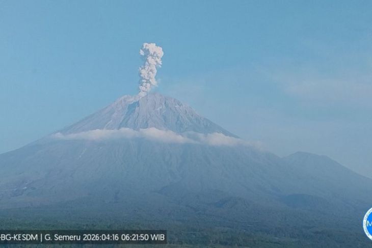 Gunung Semeru erupsi lima kali dalam tiga jam, kolom abu capai 1.200 meter