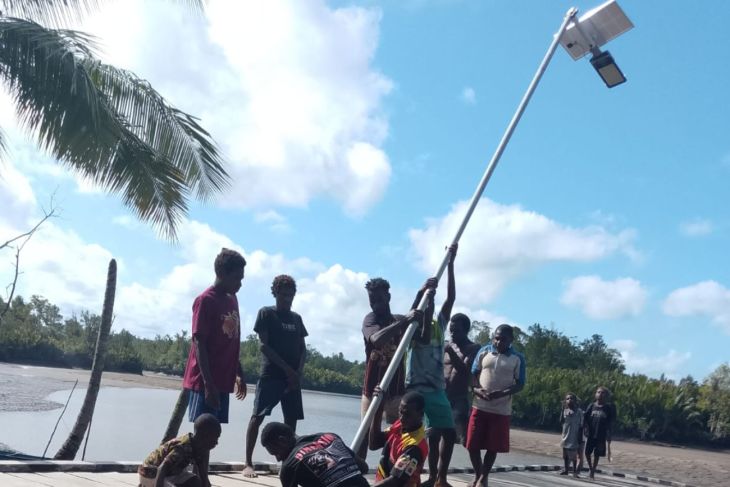 10 kampung di Distrik Jita, Mimika dipasangi lampu jalan tenaga surya