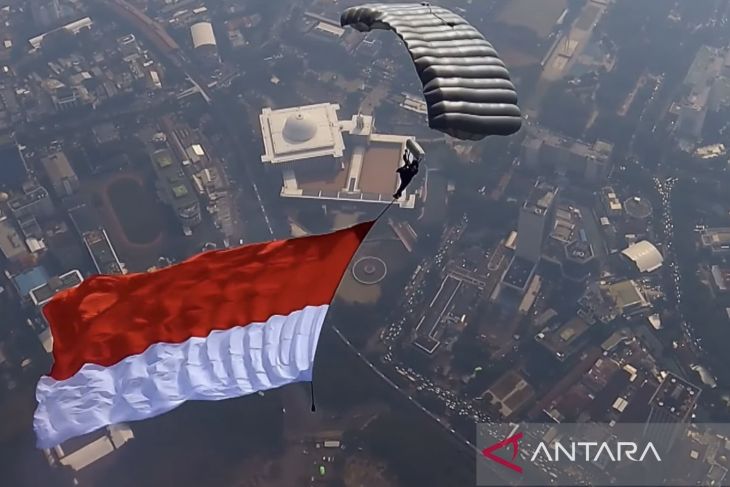 17 penerjun Kopassus rampungkan misi "Victory Jump"