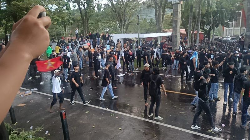 Pimpinan DPRD dan Kapolda Sulut saat menerima demonstran