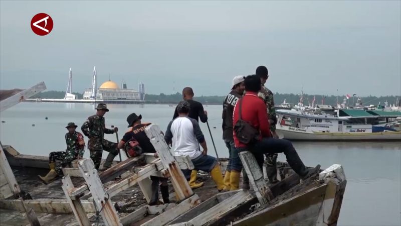 Tanggapi arahan Presiden, Pemkot Kendari singkirkan bangkai kapal