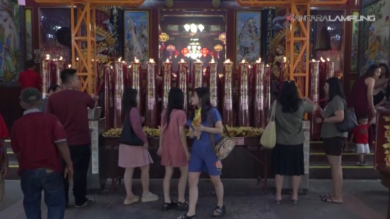 Warga Tionghoa hadiri ibadah Imlek di Wihara Thay Hin Bio