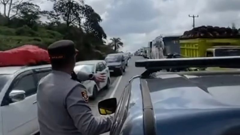 Jalintim Palembang-Jambi macet, jalur alternatif mulai diberlakukan