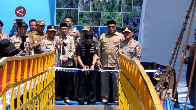 Wakapolri resmikan jembatan gantung Dhira Brata di Kolaka, Sultra