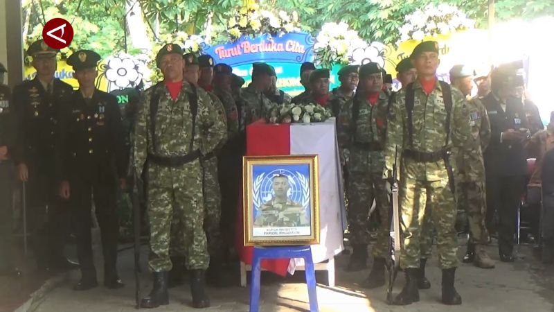 Ribuan warga lepas jenazah Kopda Anumerta Farizal menuju TMP Giripeni