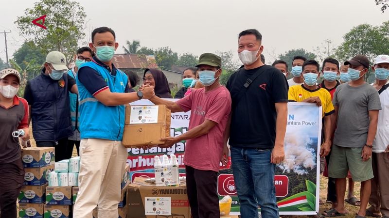 ANTARA Kalbar dan PLN salurkan bantuan alat pemadam karhutla
