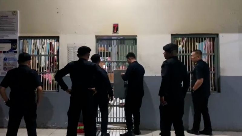 Aparat gabungan geledah 60 kamar hunian Lapas Kendari