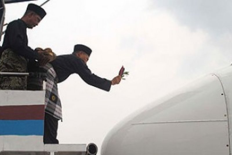 Ketua LAM Kepri Tepuk Tepung Tawar Pesawat Batavia Air