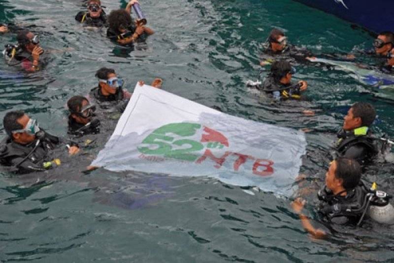 PENGIBARAN BENDERA BAWAH LAUT