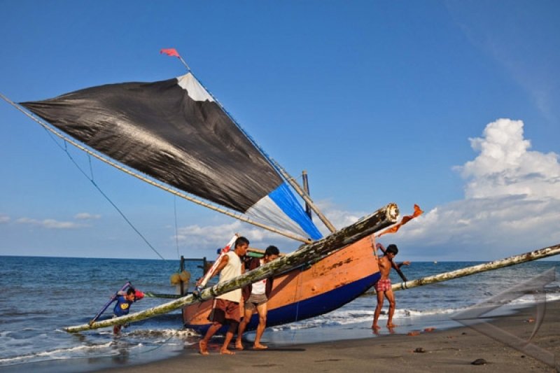 Pengunjung Pantai Ampenan minta pemkot renovasi miniatur perahu