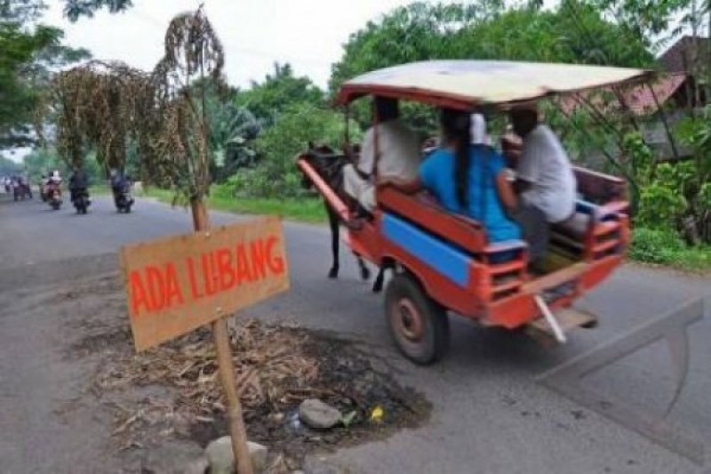 JALAN BERLUBANG