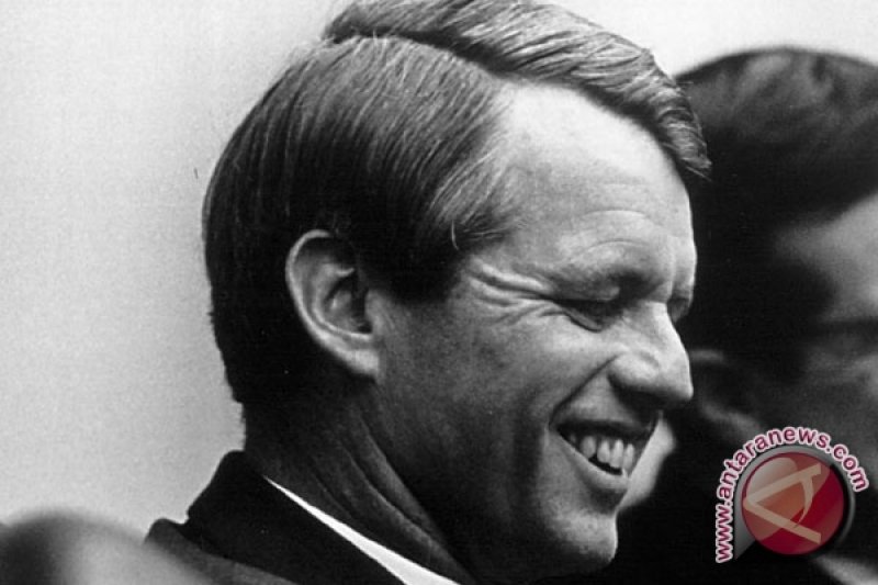 Terpidana pembunuh Robert F Kennedy dikabarkan ditusuk di penjara