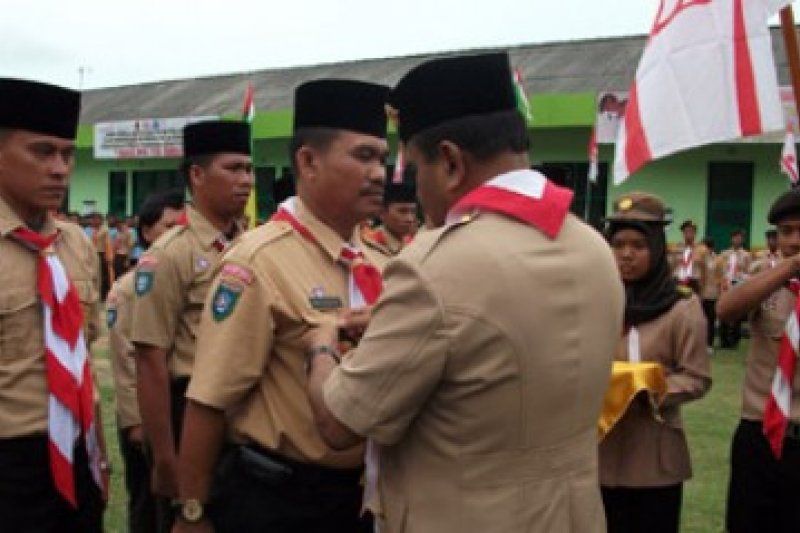 Sematkan Lencana Pramuka