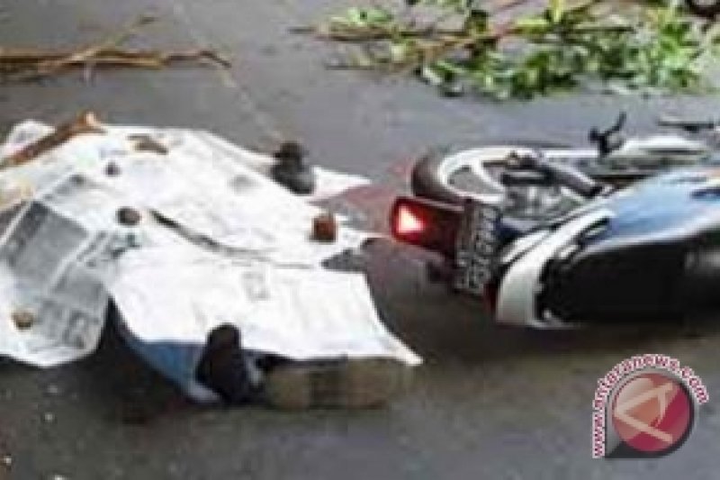 Fuso Tabrak Sepeda Motor, Dua Tewas