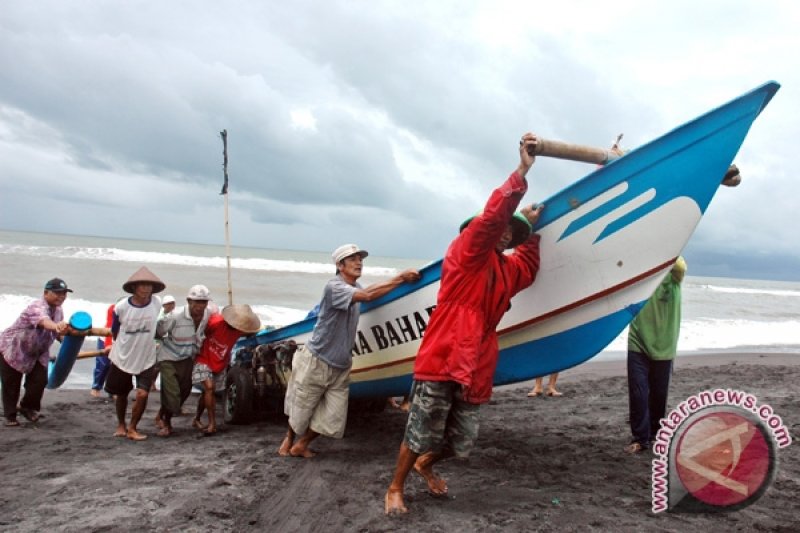 DKP Kulon Progo serahkan bantuan asuransi nelayan