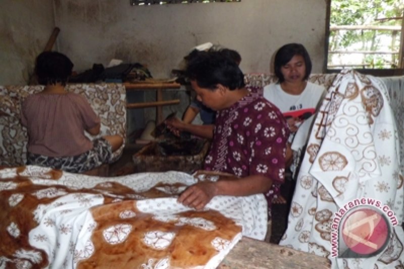 Pemkab Gunung Kidul dorong perajin batik berinovasi