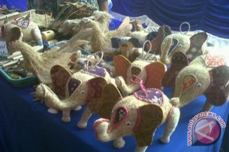 Perajin akar wangi Gunung Kidul produksi souvenir