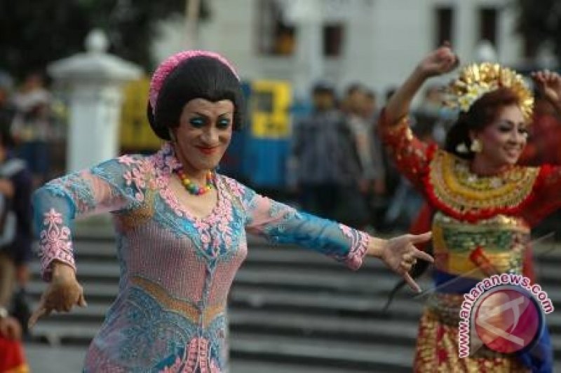 Nini Thowok padukan lima elemen dalam tari