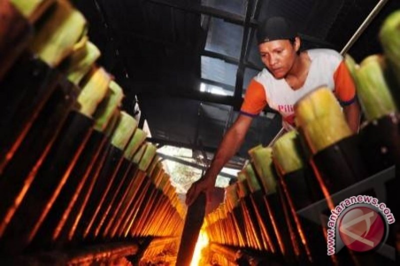 Warga Pesisir Selatan "malamang" peringati maulid Nabi