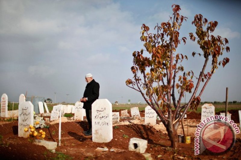Умерший отец с деньгами. Кладбище в Сирии. На кладбище видят умернава человека. Каждый имеет свое кладбище. В кладбище оригинально использовали колонну.