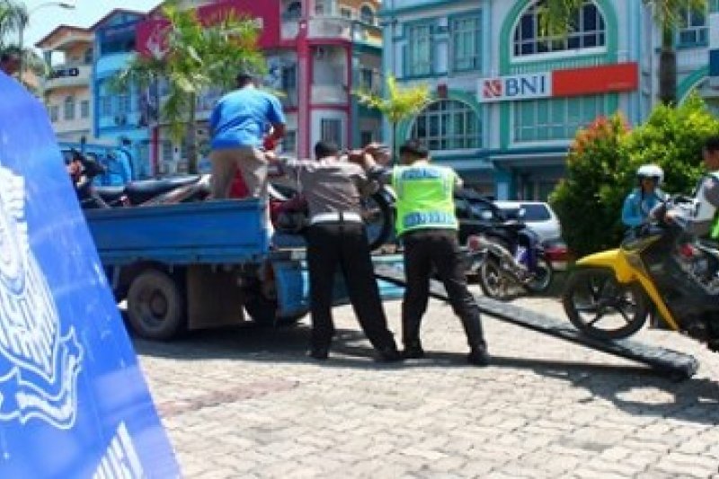Amankan Sepeda Motor/Foto Joko Sulistyo